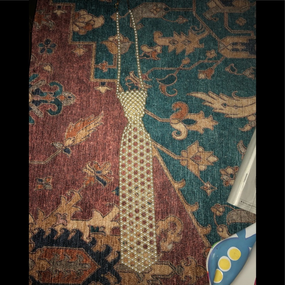 Cute pearl like tie